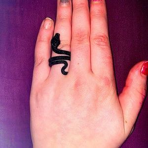 Snake ring black